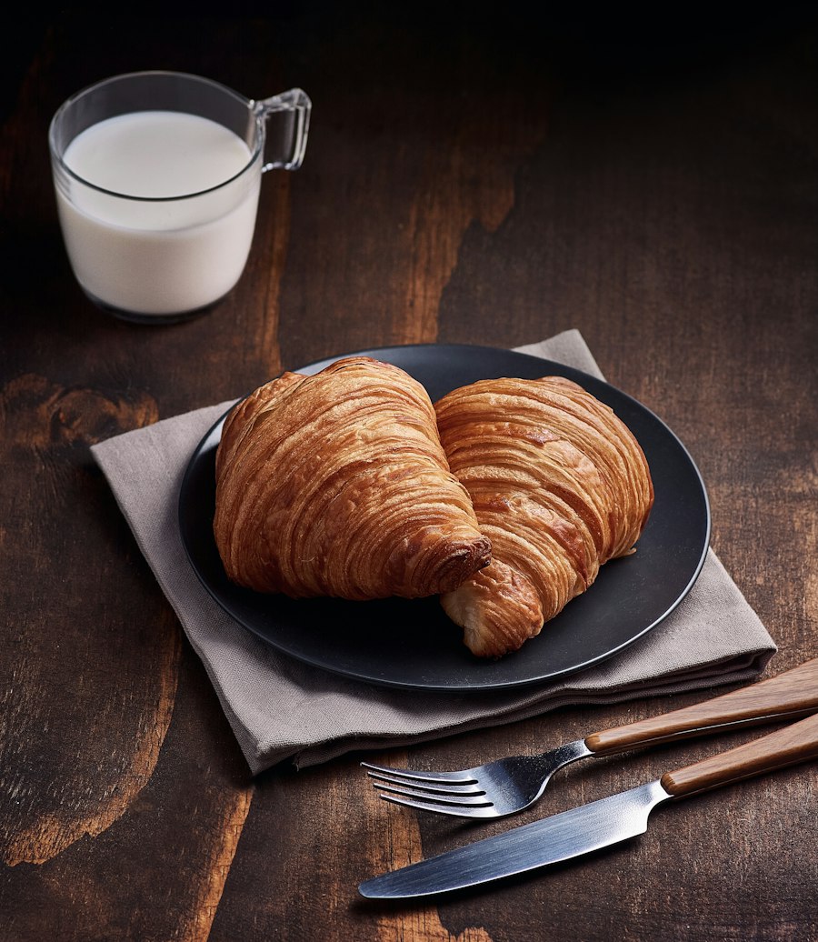 Croissant su un tavolo in legno